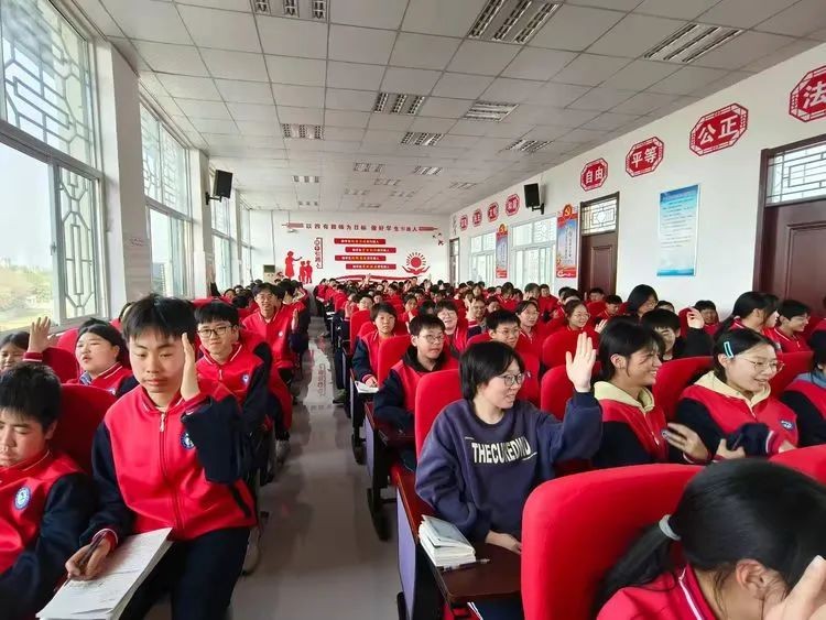 “青春逐梦 励志前行”——漯河市第二初级中学开展青春期励志教育和心理健康 教育讲座