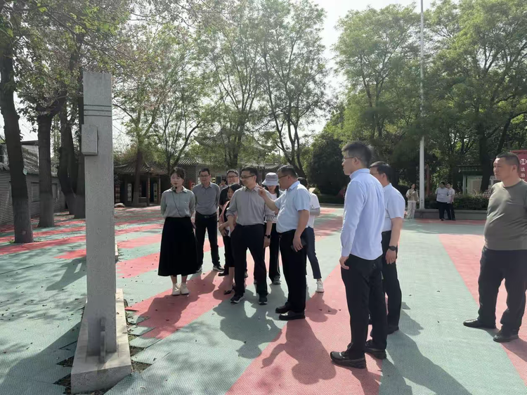 市社科联主席李华强一行莅临漯河二中爱国主义教育基地调研指导
