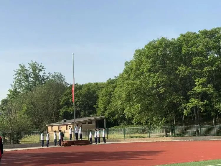 漯河市第二初级中学2025年体育文化艺术科技劳动节开…